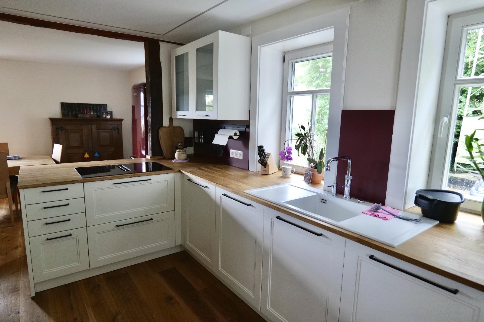 Weiße Landhausküche mit lackierten Fronten und Massivholzplatte in Dorweiler, Ansicht 6